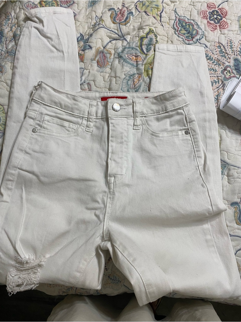 Guess White Skinny Women’s Jeans with Distressed Knee